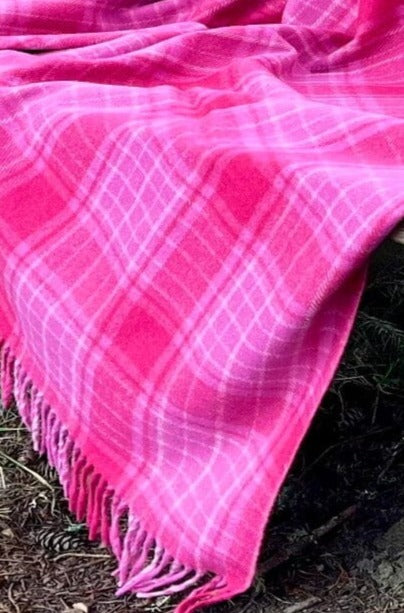Extra Warmth Picnic Blanket (Curaidh - The Official Pink Ribbon Tartan)